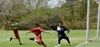 Juego en espacio reducido de 1 contra 1 más 2: la pared como recurso técnico